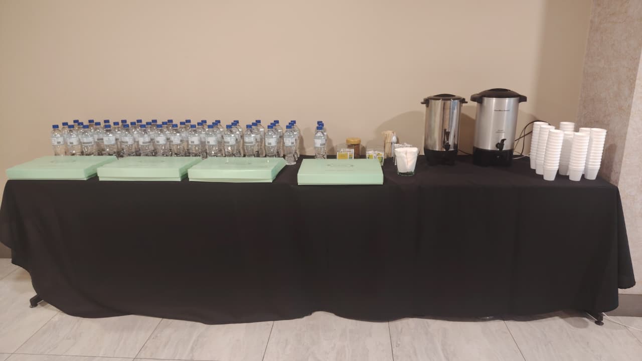Estación de coffee break montada para evento corporativo