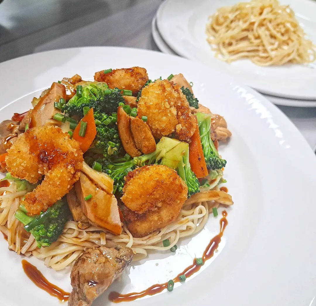 Plato de noodles con pollo, camarón y vegetales