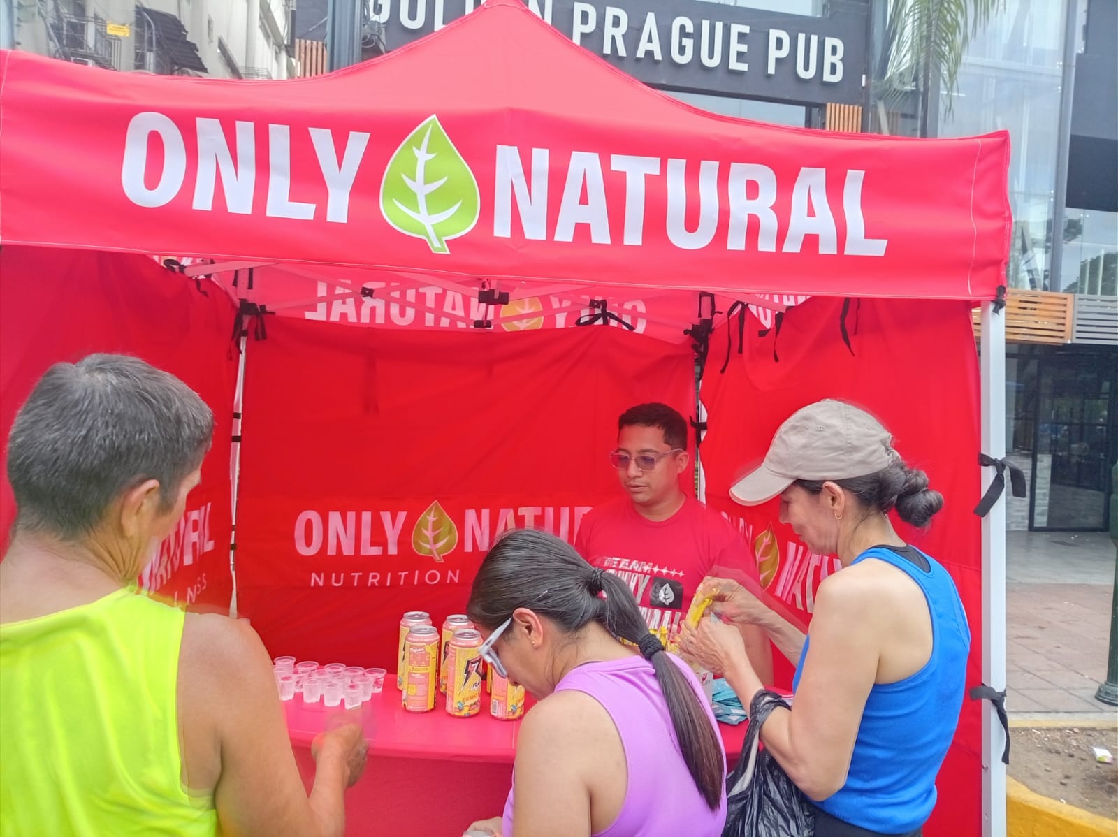 Promotores ofreciendo degustación a consumidores en activación de marca