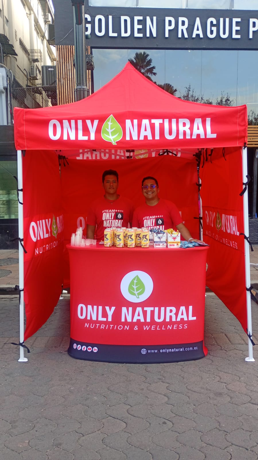 Promotores de Only Natural atendiendo stand BTL