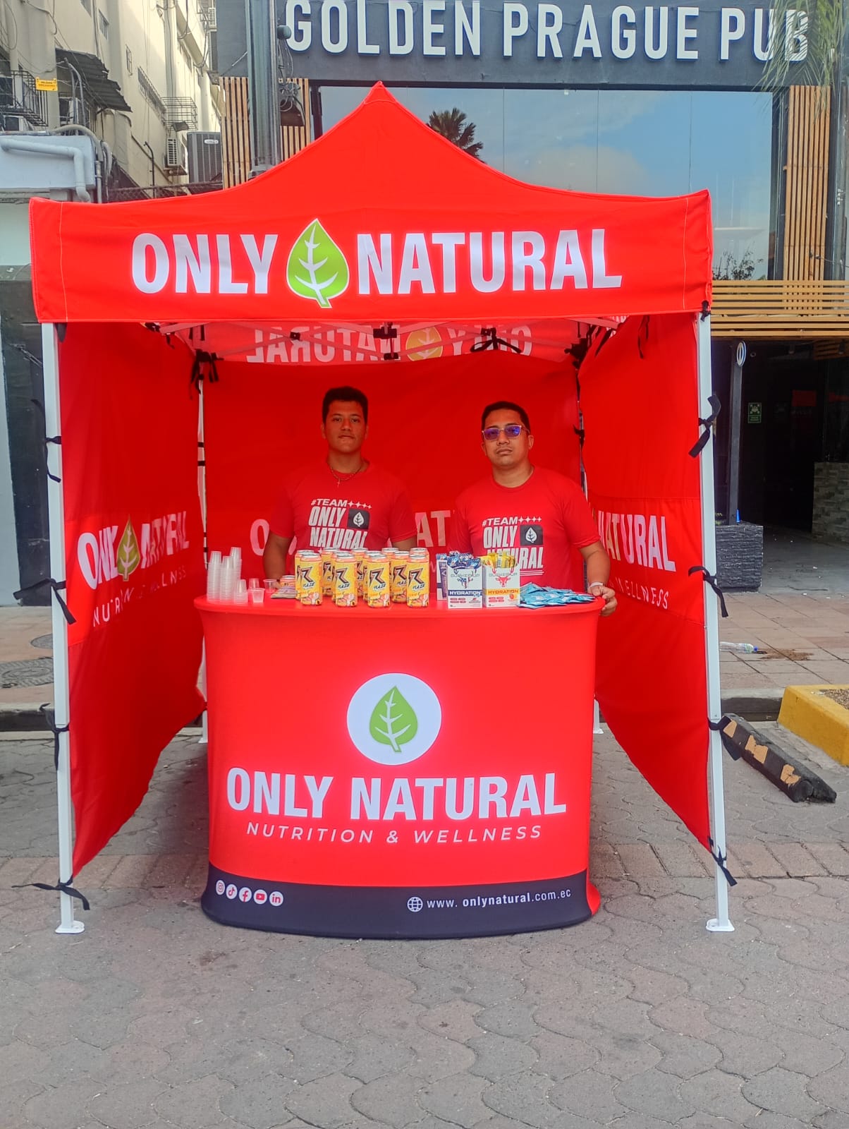 Stand promocional de Only Natural con promotores en activación BTL