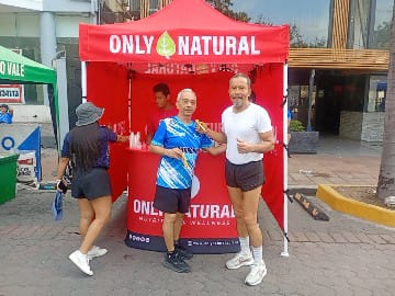 Consumidores degustando productos en carpa promocional de Only Natural