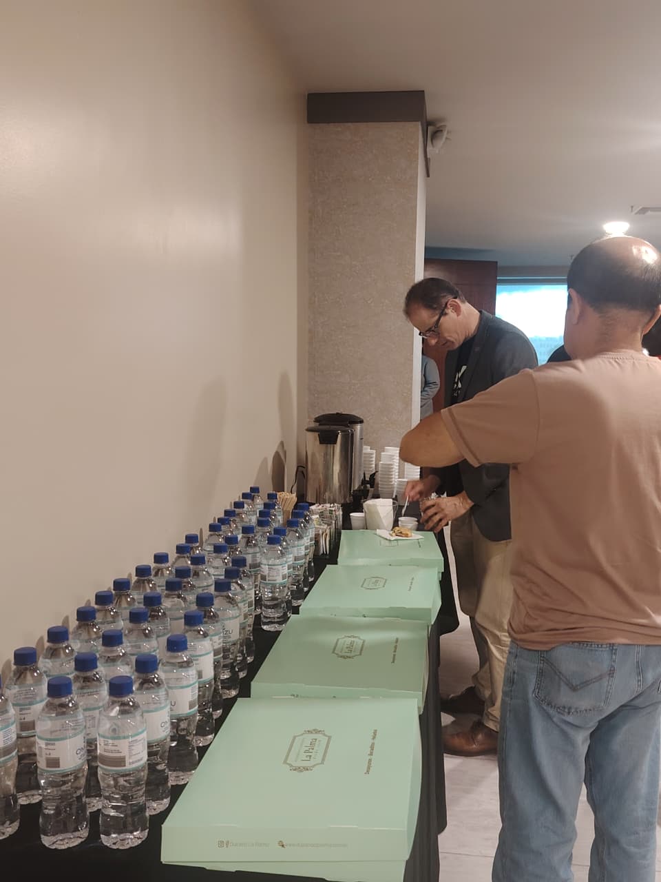 Asistentes sirviéndose en estación de coffee break