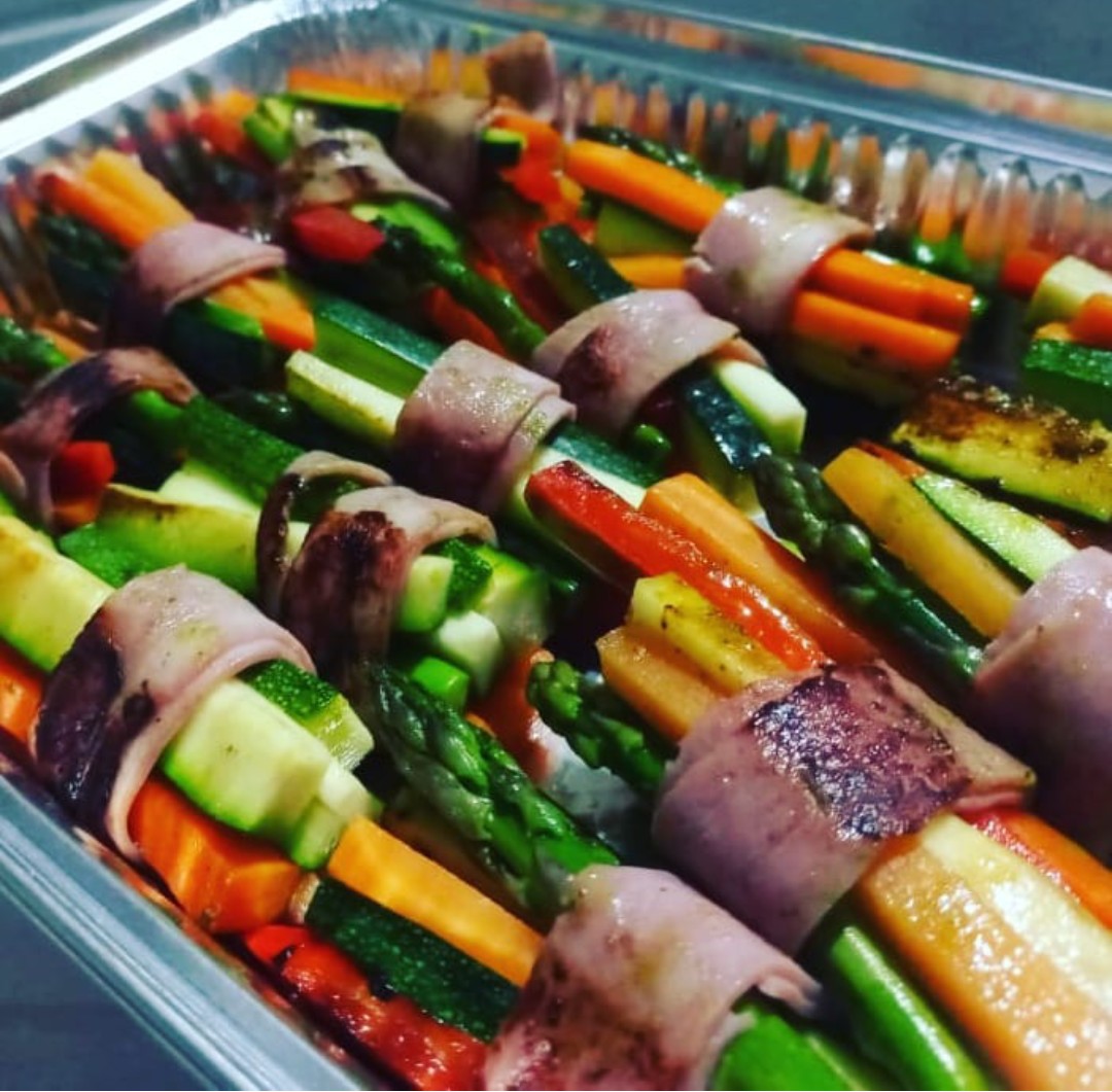 Vegetales frescos envueltos para catering