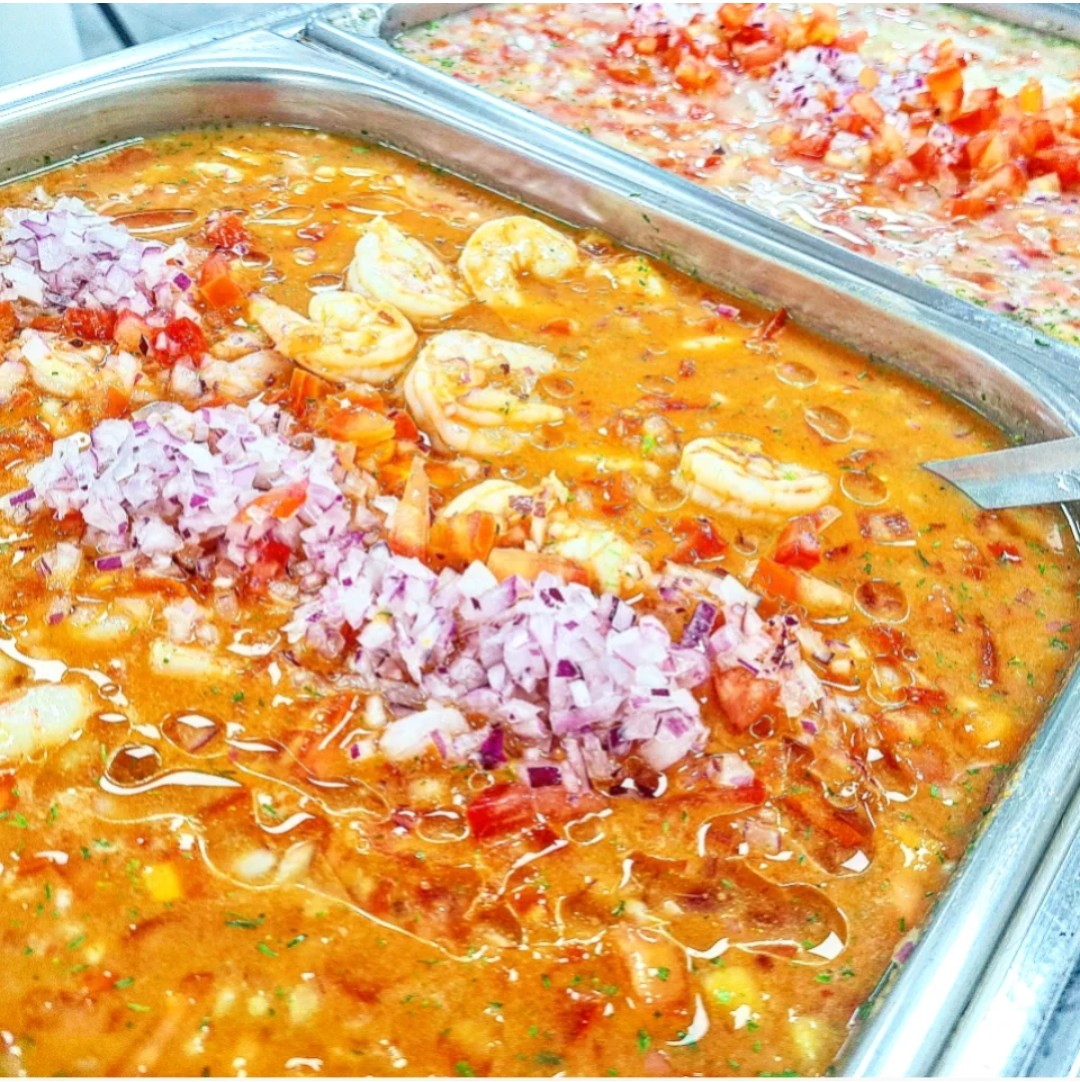 Ceviche de camarón preparado en bandeja para buffet