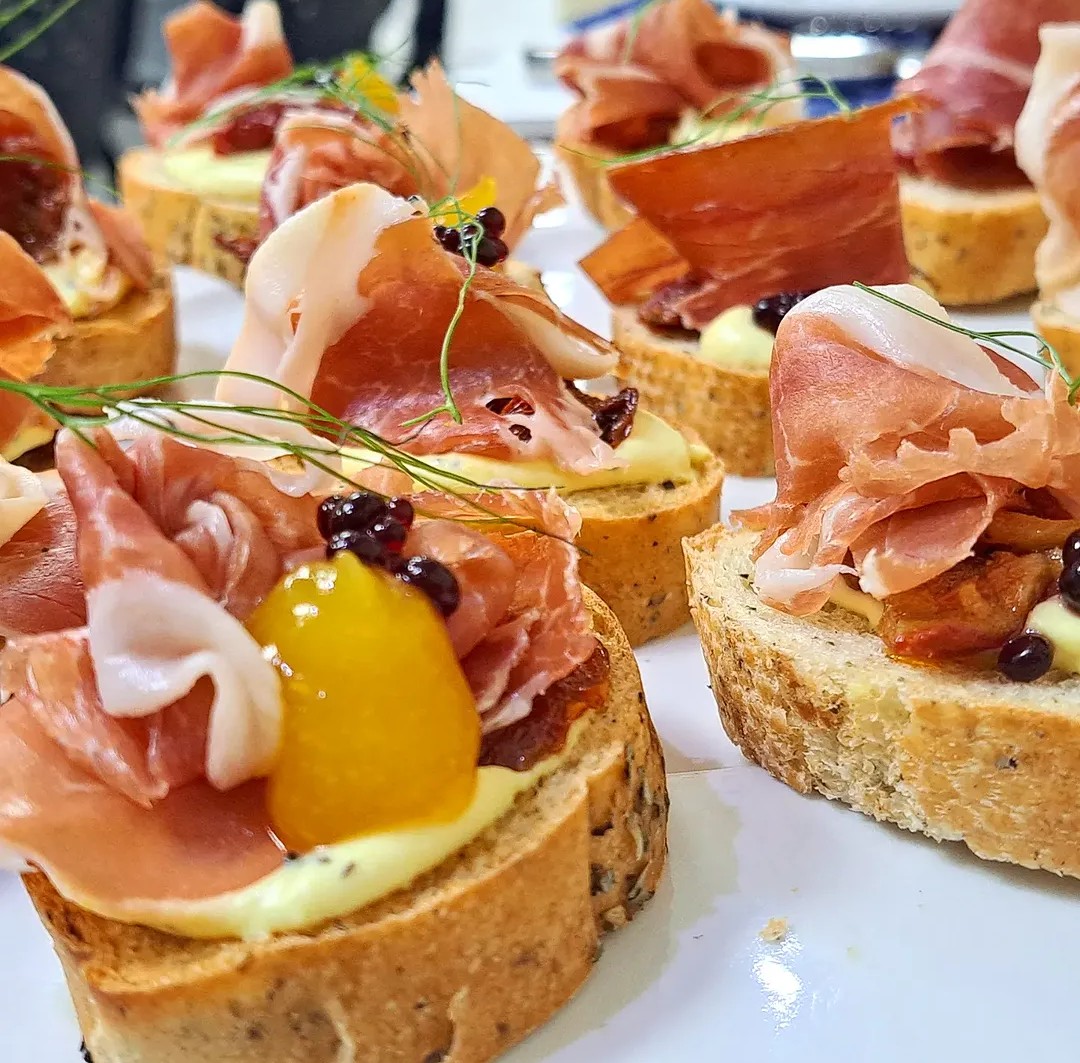 Canapés gourmet de jamón serrano sobre tostadas