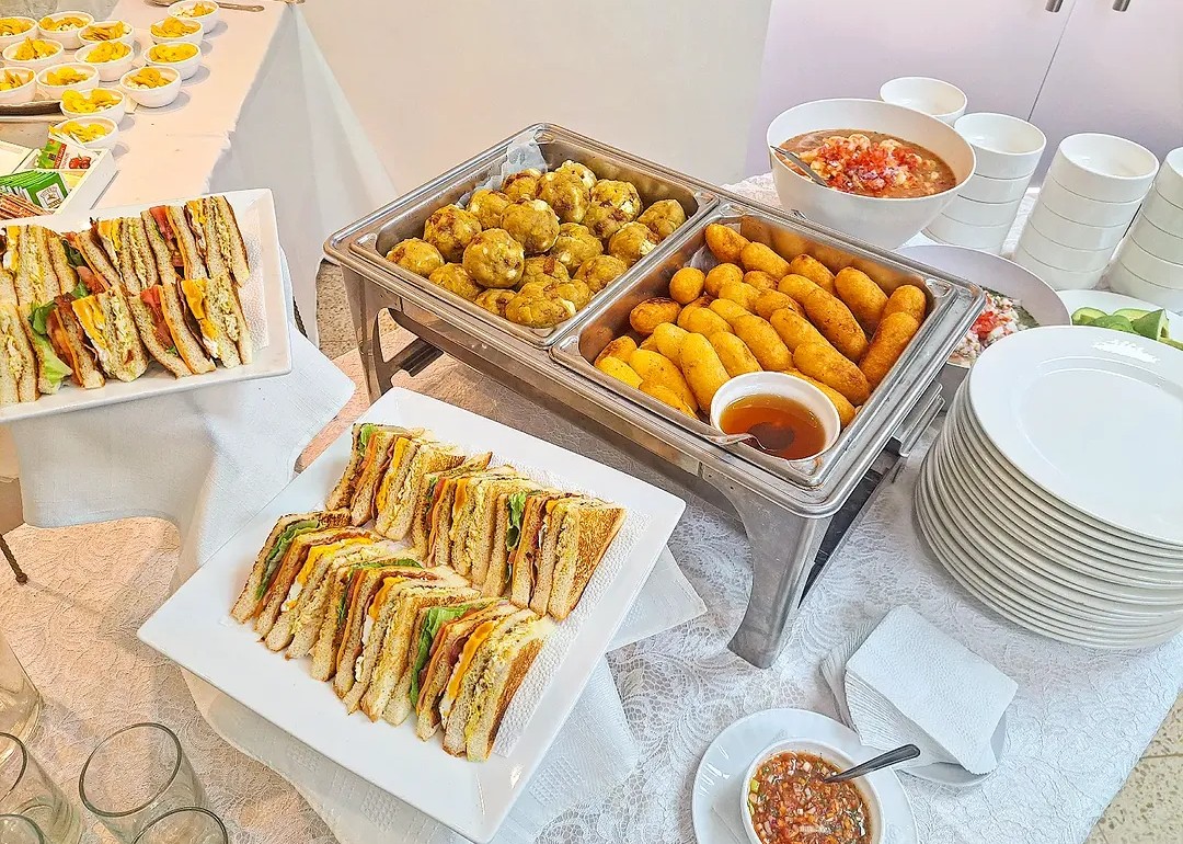Coffee break con sándwiches, bocaditos y estaciones calientes