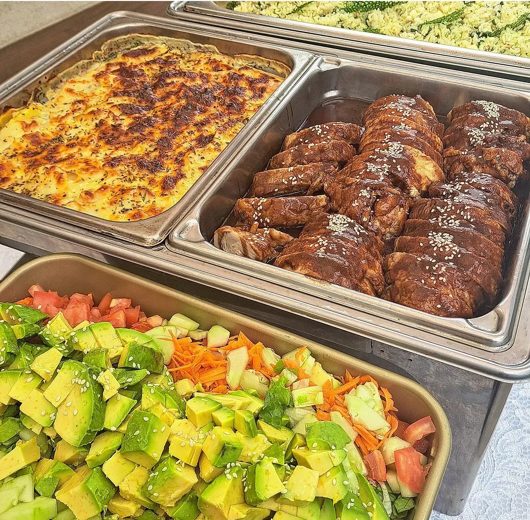 Chafing dishes con carne, gratinado y ensalada de aguacate